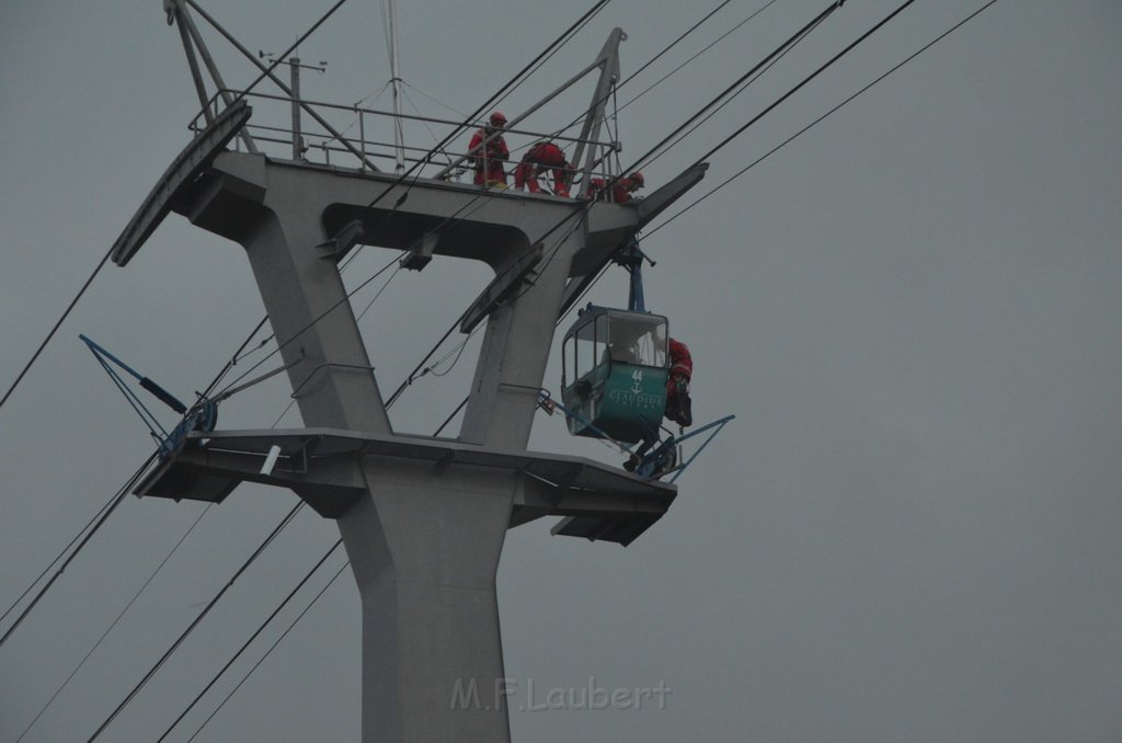 Einsatz BF Hoehenretter Koelner Seilbahn Hoehe Zoobruecke P2132.JPG